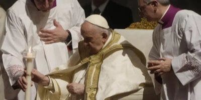 El papa reaparece en público para misa de vigilia pascual