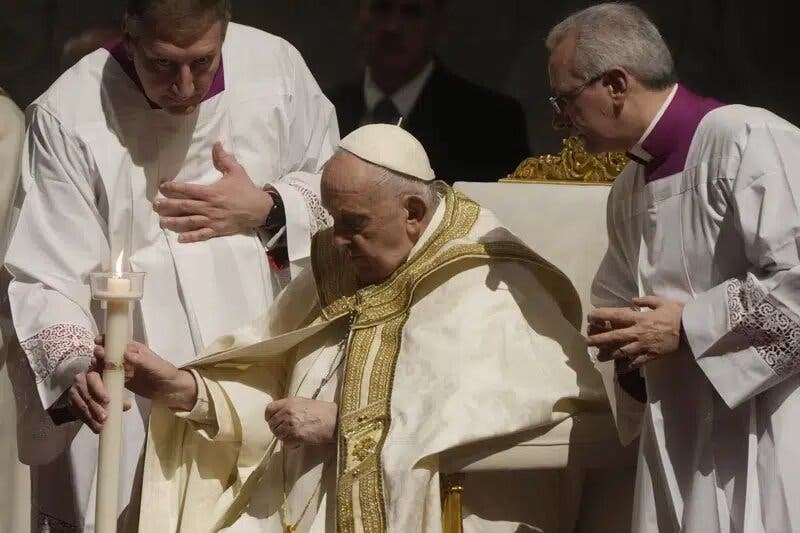 El papa reaparece en público para misa de vigilia pascual