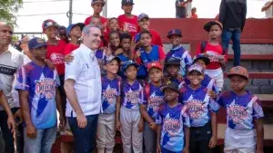 Abinader entrega cinco polideportivos y otras instalaciones en provincias Duarte y Sánchez Ramírez