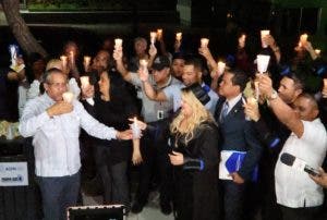 Los fiscalizadores  protestan con velas encendidas