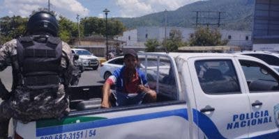 Policía retira limpiavidrios y pedigüeños molestaban conductores en vías de Puerto Plata