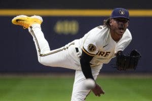 Dominio de Peralta y ‘grand slam’ de Turang marcan el triunfo de Cerveceros