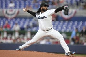 Johnny Cueto preocupa a los Marlins tras dejar primera apertura con aparente lesión