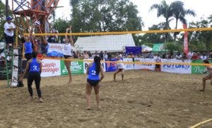 Conozca los equipos que buncan el primer lugar en voleibol playero de Hato Mayor