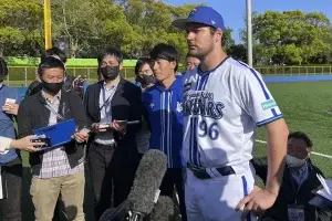 Trevor Bauer, rechazado por MLB, hace su debut en el béisbol japonés