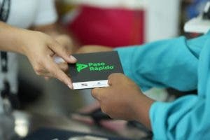 Conductores instalan dispositivos de paso rápido en establecimientos comerciales de Las Américas