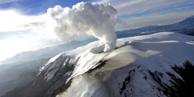 El volcán Nevado del Ruiz en Colombia registra sismos y emisión de cenizas