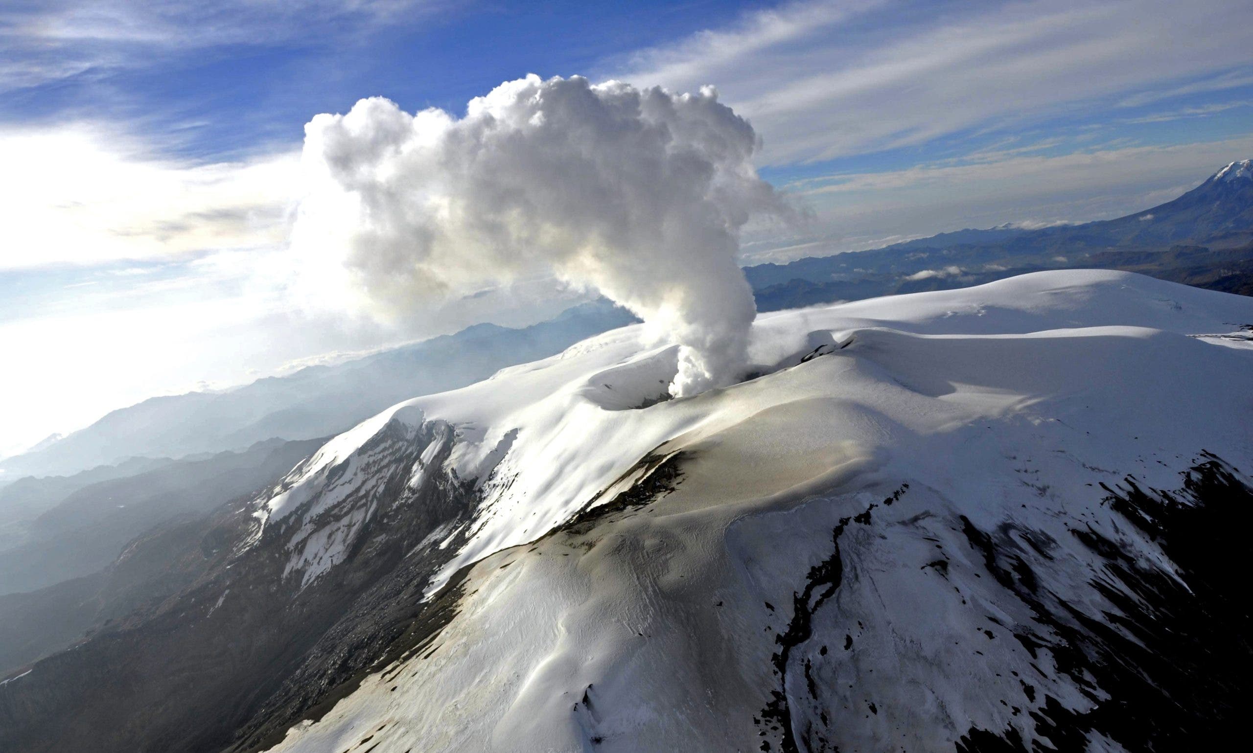 El volcán Nevado del Ruiz en Colombia registra sismos y emisión de cenizas