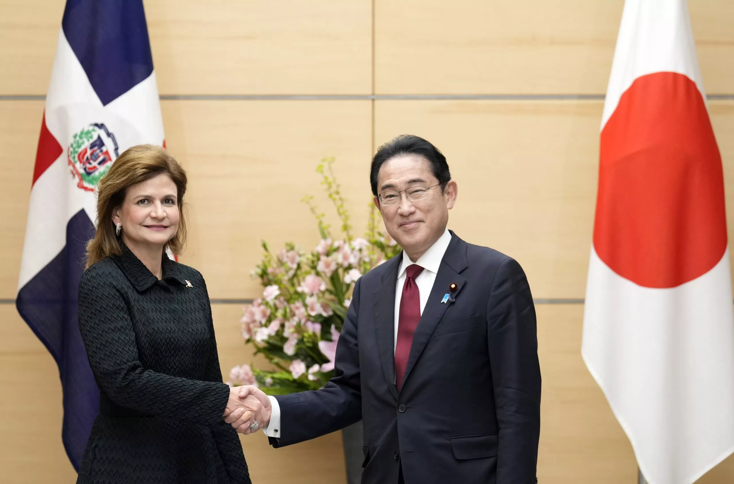 Vicepresidenta se reúne con primer ministro de Japón