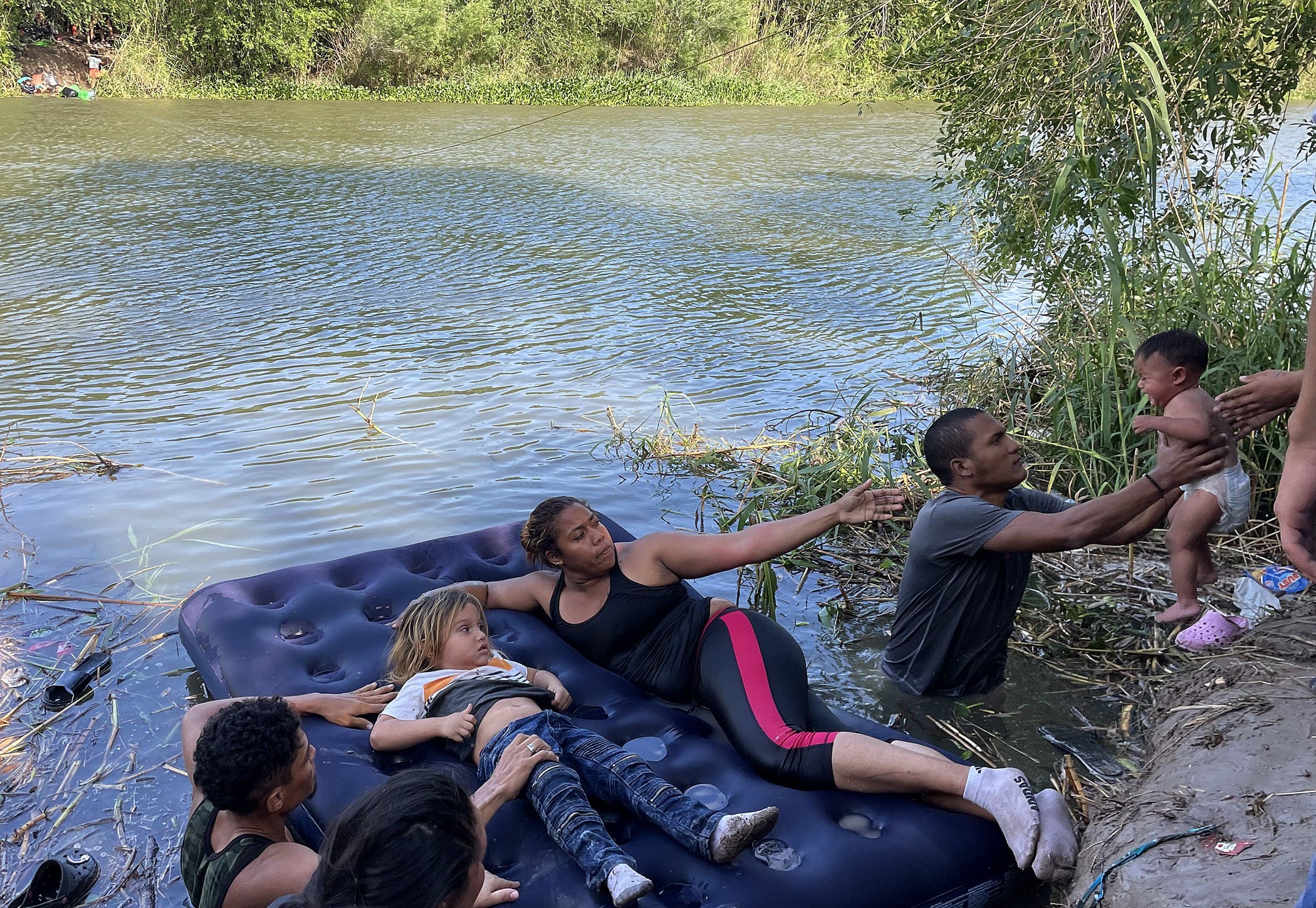 Desesperados, migrantes en México se lanzan al río Bravo para llegar a EEUU