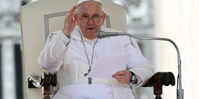 El papa afirma que sufre aún los efectos de la anestesia y le cuesta respirar