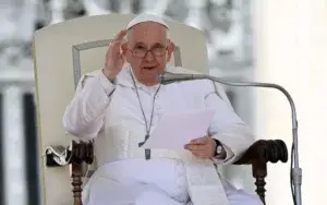 El papa afirma que sufre aún los efectos de la anestesia y le cuesta respirar