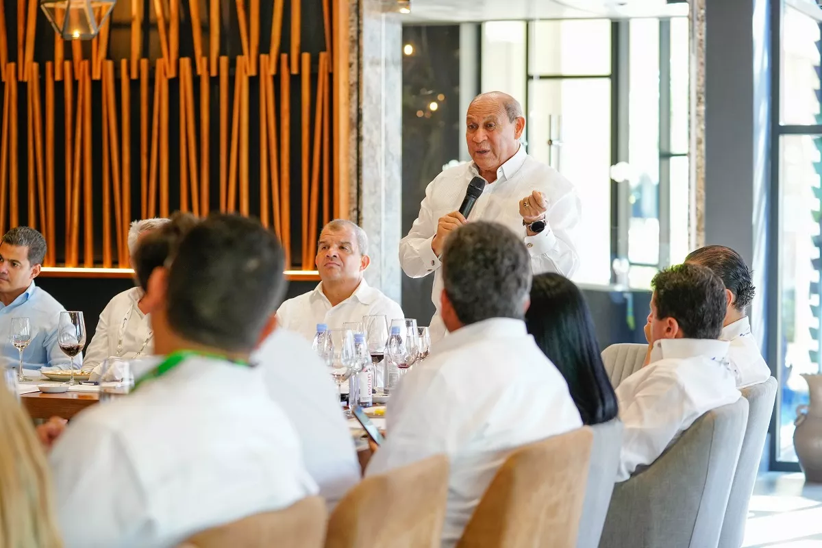 Encuentro de Rafael Ssantos Badía con directivos de ASONAHORES en el DATE