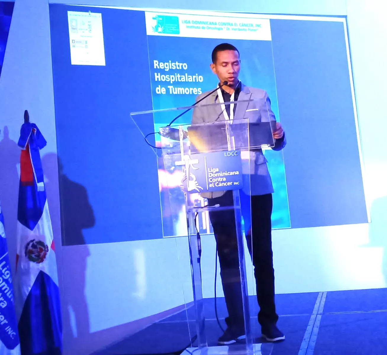 Foto presentacion informe de cáncer