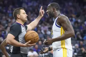 Draymond Green expulsado del partido de playoffs por falta flagrante