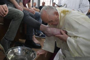 El papa Francisco lava los pies de doce jóvenes presos el Jueves Santo