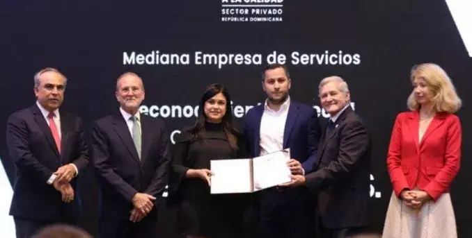 Firma de abogados Jiménez Peña recibe reconocimiento