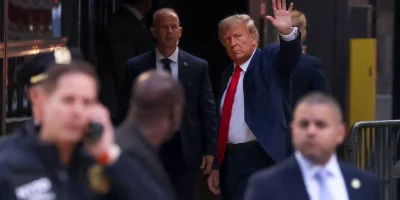 Trump aborda su avión para regresar a Florida tras comparecer ante un juez