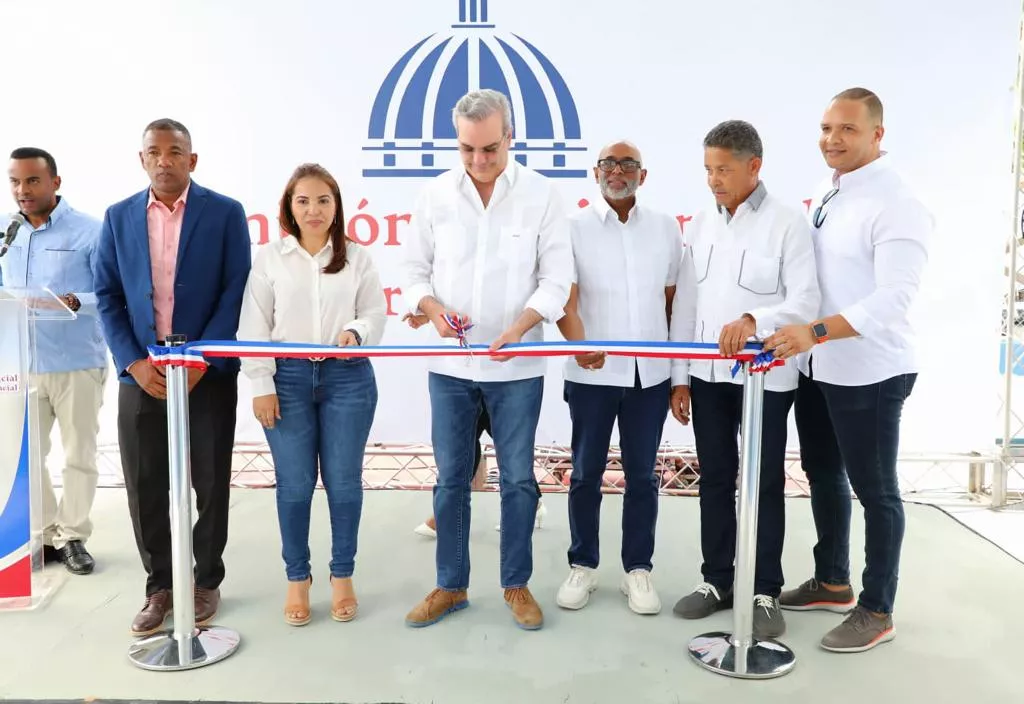 Presidente Abinader entrega la reconstrucción de dos polideportivos, club deportivo y cancha de baloncesto