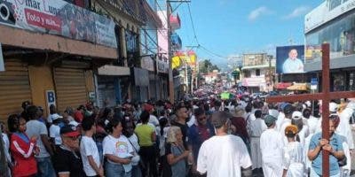Miles de feligreses celebran tradicional viacrucis en Los Alcarrizos
