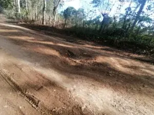 Comunitarios denuncian mal estado de carretera de Sierra de Agua en Bayaguana