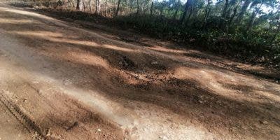 Comunitarios denuncian mal estado de carretera de Sierra de Agua en Bayaguana