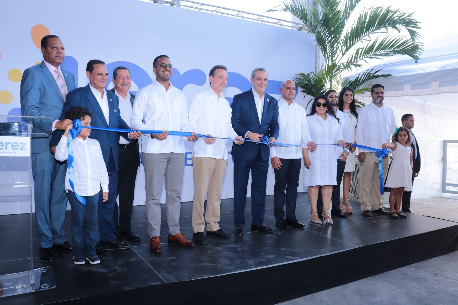 Presidente Abinader inaugura central de provisiones en carretera Sánchez