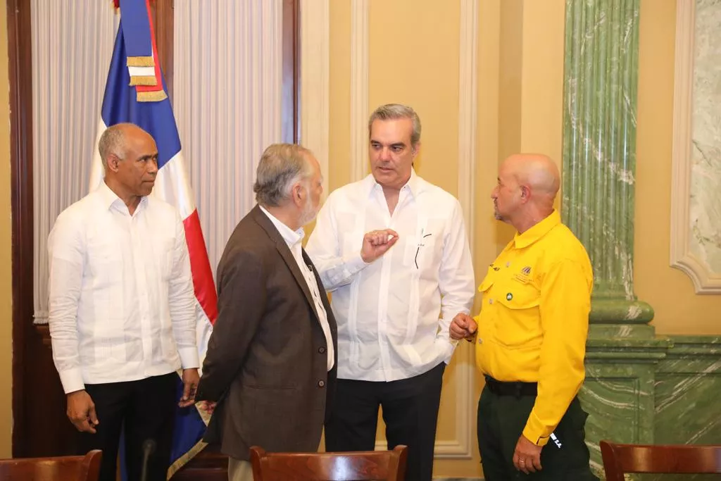 Presidente Abinader califica de héroes a bomberos forestales