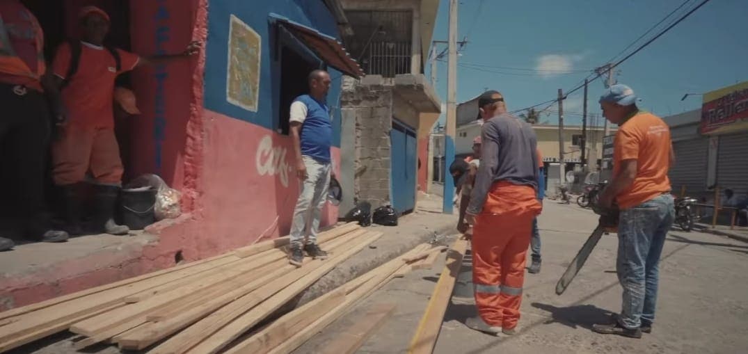 Obras Públicas realiza cambios de techos a 200 familias de Los Alcarrizos