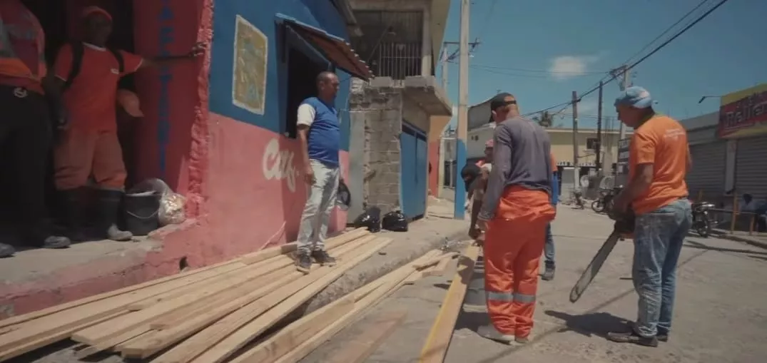 Obras Públicas realiza cambios de techos a 200 familias de Los Alcarrizos
