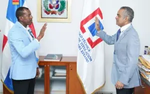 Joel Santos  juramenta a Duarte Méndez Peña como director interino de Titulación