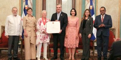 Presidente Abinader concede Orden Heráldica de Cristóbal Colón a Rosa Margarita Bonetti