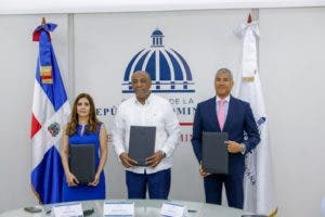 Firman acuerdo para acceso a energía eléctrica en comunidades de Cotuí