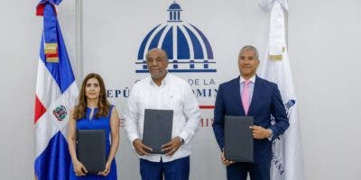 Firman acuerdo para acceso a energía eléctrica en comunidades de Cotuí