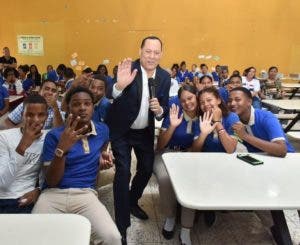 Jóvenes de San Cristóbal reciben charla de Franklin Mirabal