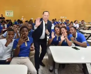 Jóvenes de San Cristóbal reciben charla de Franklin Mirabal