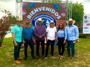 Cientos de familias disfrutaron de la Cabalgata Nacional Villa de las Hortensias