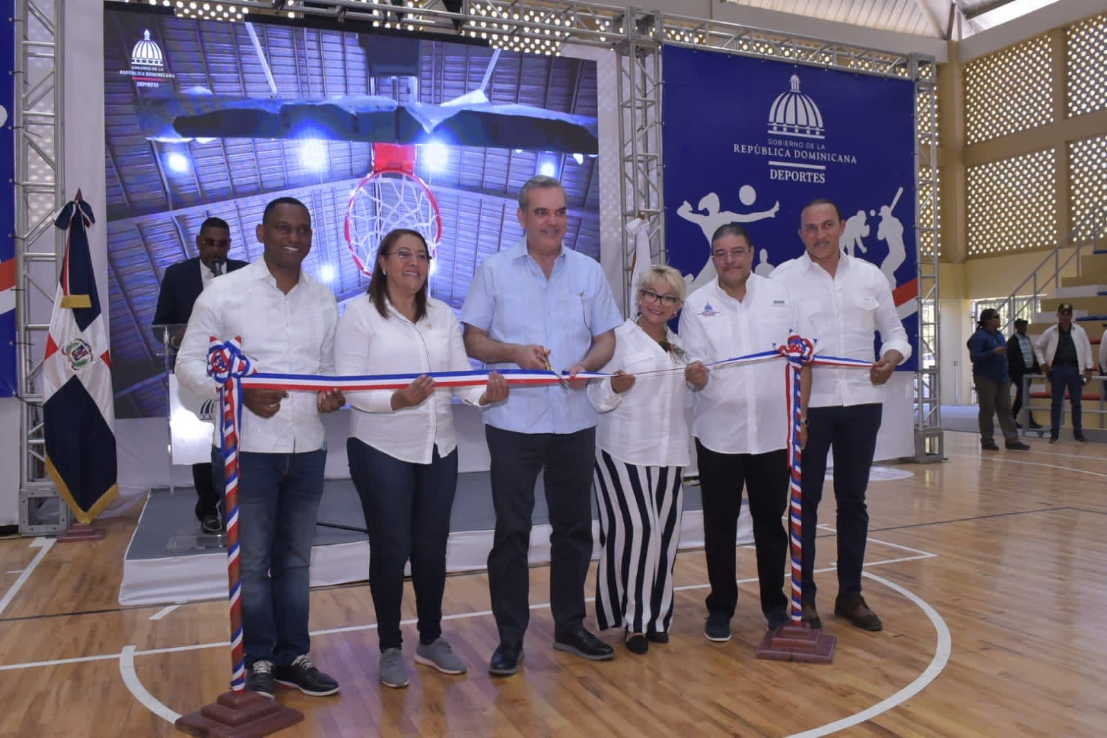 Abinader entrega remozado polideportivo en San Juan de la Maguana