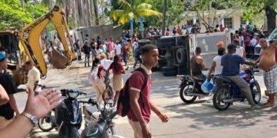 Mueren tres niñas y un chofer tras chocar dos camiones en Samaná
