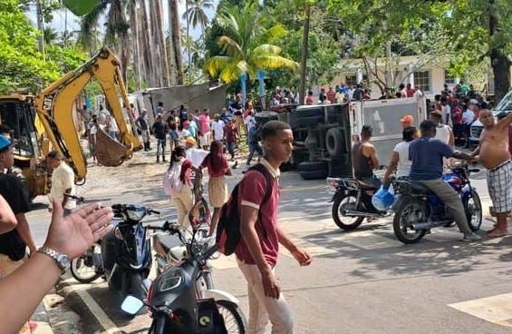 Mueren tres niñas y un chofer tras chocar dos camiones en Samaná