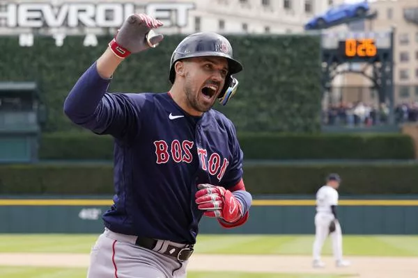 Adam Duvall lleva a los Medias Rojas a la victoria 6-3 sobre los Tigres