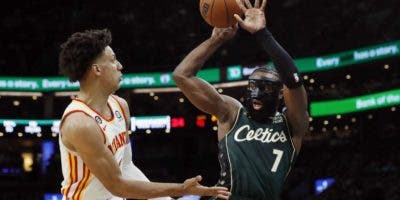 Celtics abren serie venciendo a Hawks