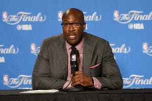 Mike Brown gana el Mejor Entrenador del Año en la NBA