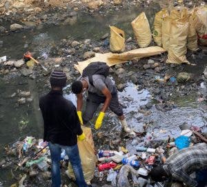 Realizan opeativo de limpieza de la cañada del sector Arroyo Hondo IIl