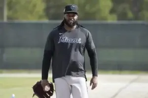 Johnny Cueto ingresa a la lista de lesionados de 15 días debido a rigidez en el bíceps