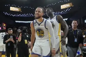 Steph Curry no sufre “lesiones estructurales” de rodilla, pero sigue bajo observación