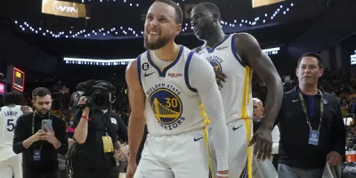 Curry y Warriors vencen a Kings 126-125 para igualar la serie 2-2