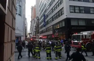 Un muerto y 4 heridos al derrumbarse un aparcamiento de 4 pisos en Nueva York