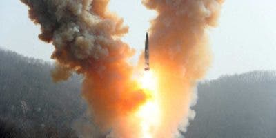 Pionyang lanza un misil de alcance medio o superior que activa alertas en Japón