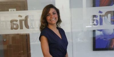 Natalie Ruiz, la surfista y precandidata a directora distrital que pretende montarse en «la ola del cambio» en Cabarete 